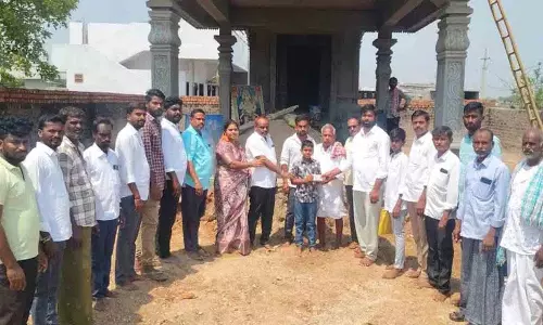 Peddireddy Anjireddy ने बुड्डारेड्डी गुडेम में नए मंदिर के लिए दान दिया Peddireddy Anjireddy ने बुड्डारेड्डी गुडेम में नए मंदिर के लिए दान दिया