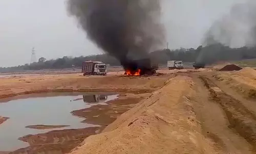 Raniganj में रेत से लदे डंपरों में आग लगाई गई Raniganj में रेत से लदे डंपरों में आग लगाई गई