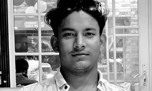 आत्महत्या करने वाले लड़के ने video call के दौरान माता-पिता के माथे पर गोली मार दी आत्महत्या करने वाले लड़के ने video call के दौरान माता-पिता के माथे पर गोली मार दी