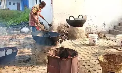 Gas उपलब्ध नहीं है, तमलुक मेडिकल की कैंटीन लकड़ी के ईंधन पर निर्भर
