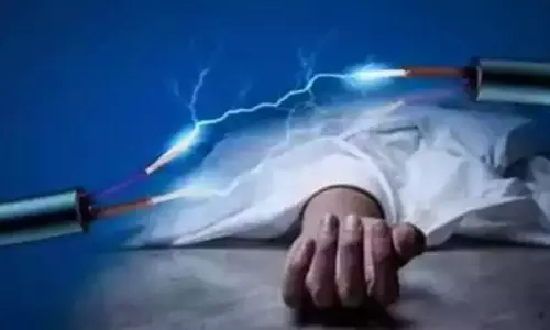 Anantapur में बिजली लाइन मरम्मत के दौरान कर्मचारी की करंट से मौत Anantapur में बिजली लाइन मरम्मत के दौरान कर्मचारी की करंट से मौत