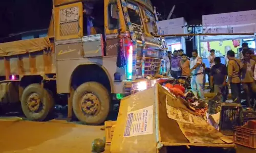 तेज रफ्तार ट्रक ने फल दुकान में घुसकर मचाया हाहाकार, एक की मौत