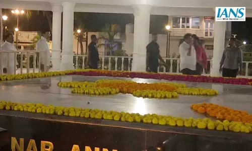 विधानसभा चुनाव से पहले एम.के. स्टालिन ने चेंन्नई में अन्नादुरै और करुणानिधि को किया श्रद्धांजलि विधानसभा चुनाव से पहले एम.के. स्टालिन ने चेंन्नई में अन्नादुरै और करुणानिधि को किया श्रद्धांजलि