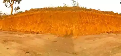 कोटवार धड़ल्ले से मुरुम खोद रहा, कलेक्टर से शिकायत कोटवार धड़ल्ले से मुरुम खोद रहा, कलेक्टर से शिकायत