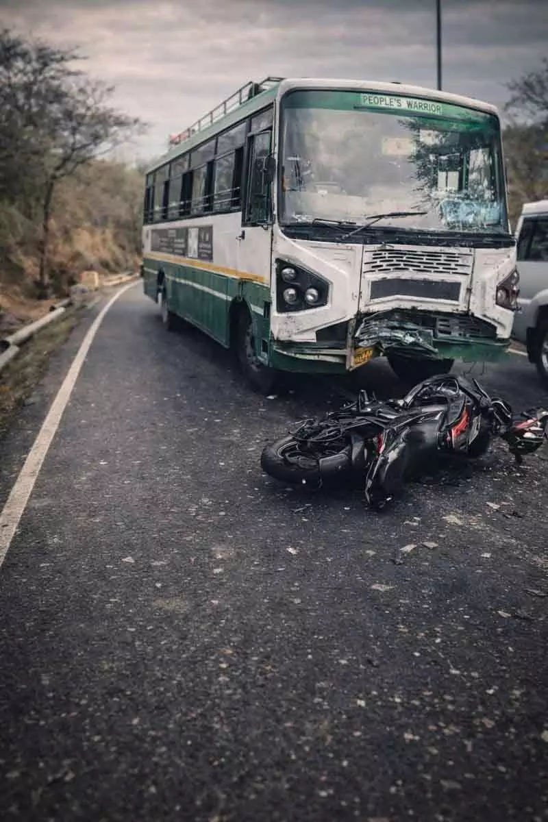 Delhi के पीतमपुरा में मिनी ट्रक और कार की टक्कर में एक व्यक्ति घायल Delhi के पीतमपुरा में मिनी ट्रक और कार की टक्कर में एक व्यक्ति घायल