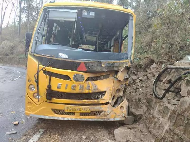 मोरनी जा रहे Haryana के 20 स्कूली बच्चे बस के ब्रेक फेल होने से घायल मोरनी जा रहे Haryana के 20 स्कूली बच्चे बस के ब्रेक फेल होने से घायल