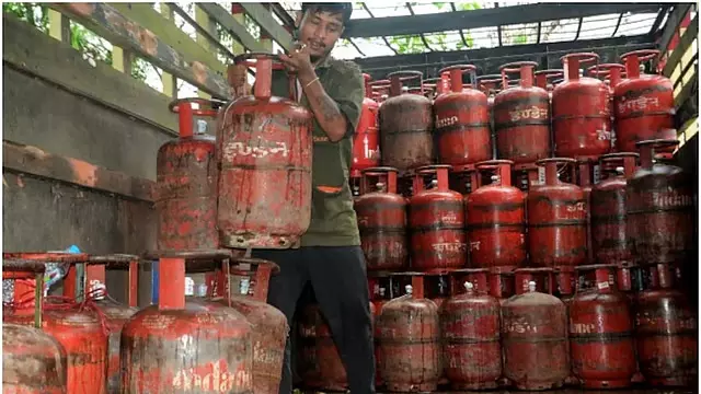 कमर्शियल LPG सिलेंडर की सप्लाई 68% बढ़ी: प्राथमिकता के आधार पर और सिलेंडर दिए गए कमर्शियल LPG सिलेंडर की सप्लाई 68% बढ़ी: प्राथमिकता के आधार पर और सिलेंडर दिए गए