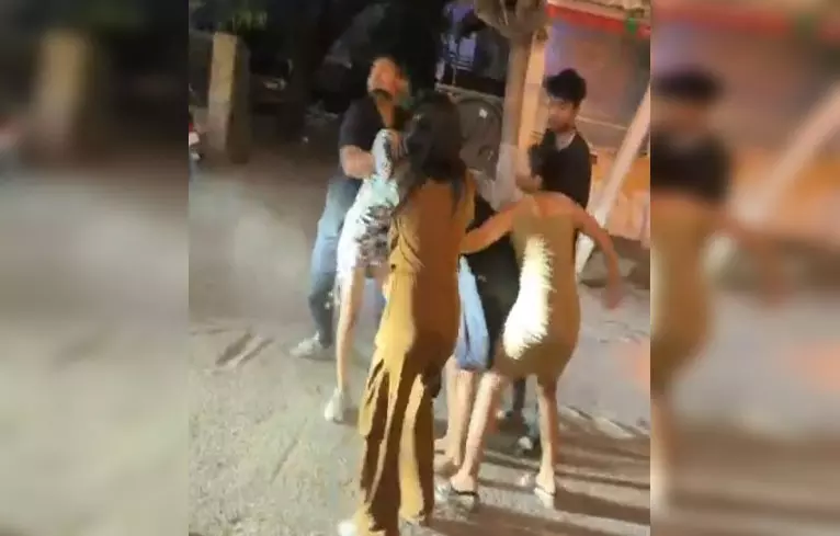हाई वोल्टेज ड्रामा, क्लब के बाहर युवतियों में हुई मारपीट हाई वोल्टेज ड्रामा, क्लब के बाहर युवतियों में हुई मारपीट