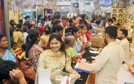 अमेरिका-ईरान तनाव के बीच कीमती धातुओं पर दबाव, सोना 0.50 प्रतिशत से ज्यादा फिसला अमेरिका-ईरान तनाव के बीच कीमती धातुओं पर दबाव, सोना 0.50 प्रतिशत से ज्यादा फिसला