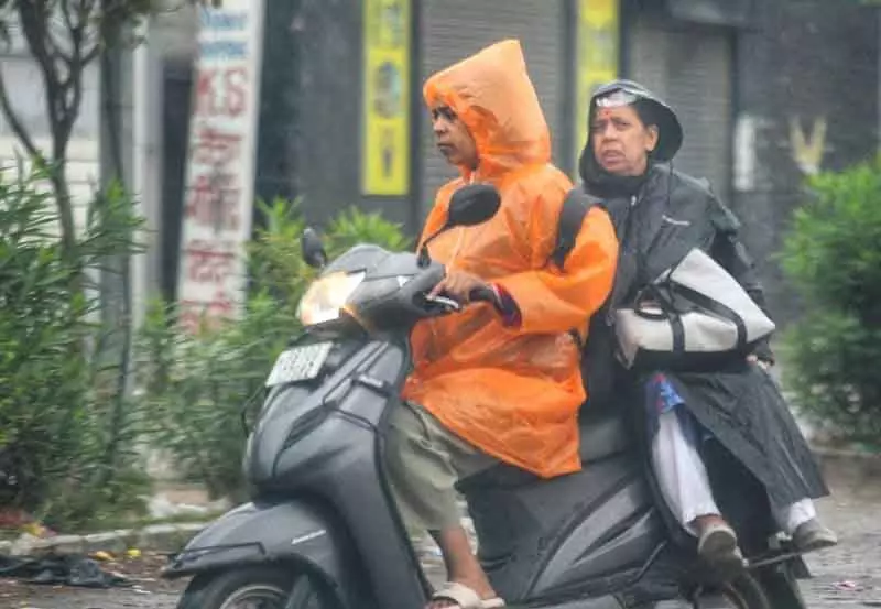 ट्राईसिटी, Punjab और Haryana में बारिश से तापमान गिरा, किसानों को फसल खराब होने का डर ट्राईसिटी, Punjab और Haryana में बारिश से तापमान गिरा, किसानों को फसल खराब होने का डर