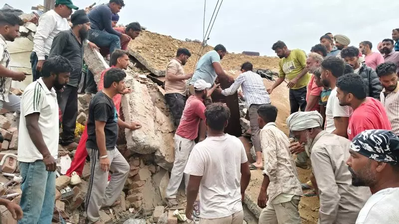 Barnala में मकान गिरने से 3 मज़दूरों की मौत, कॉन्ट्रैक्टर पर केस दर्ज Barnala में मकान गिरने से 3 मज़दूरों की मौत, कॉन्ट्रैक्टर पर केस दर्ज