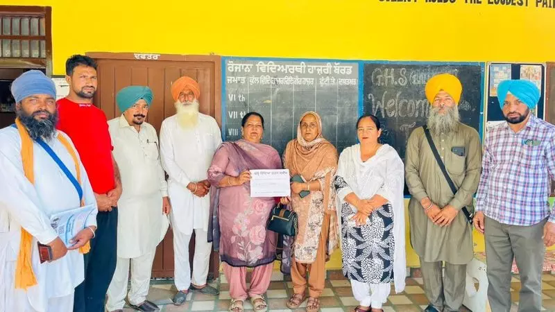 Bathinda village 100% अटेंडेंस वाले स्टूडेंट्स को इनाम देगा Bathinda village 100% अटेंडेंस वाले स्टूडेंट्स को इनाम देगा
