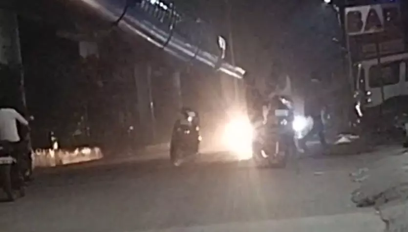 मौदहापारा में बार के सामने मारपीट, वीडियो हो रहा वायरल मौदहापारा में बार के सामने मारपीट, वीडियो हो रहा वायरल
