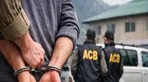 Srinagar ACB ने रिश्वत के आरोप में पुलिसकर्मी को गिरफ्तार किया Srinagar ACB ने रिश्वत के आरोप में पुलिसकर्मी को गिरफ्तार किया
