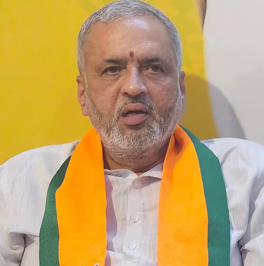 SSLC हिंदी परीक्षा विवाद: MP कागेरी ने इसे शिक्षा विभाग का एक बेवकूफी भरा प्रयोग बताया SSLC हिंदी परीक्षा विवाद: MP कागेरी ने इसे शिक्षा विभाग का एक बेवकूफी भरा प्रयोग बताया