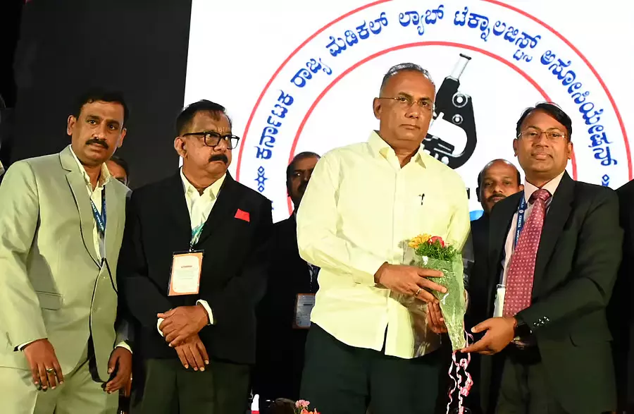 ऑनलाइन लैब सैंपल कलेक्शन की कोई गुंजाइश नहीं: Gundu Rao ने कहा ऑनलाइन लैब सैंपल कलेक्शन की कोई गुंजाइश नहीं: Gundu Rao ने कहा