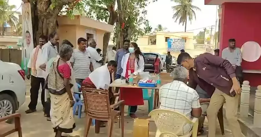 Bettenahalli : राम नवमी का प्रसाद खाने के बाद 100 से ज़्यादा लोग बीमार पड़ गए Bettenahalli : राम नवमी का प्रसाद खाने के बाद 100 से ज़्यादा लोग बीमार पड़ गए