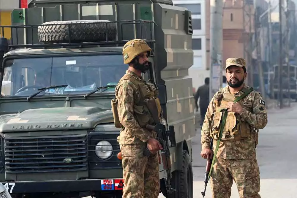 उत्तर पश्चिमी Pakistan में आतंकवादियों ने पुलिस वाहन पर घात लगाकर हमला किया उत्तर पश्चिमी Pakistan में आतंकवादियों ने पुलिस वाहन पर घात लगाकर हमला किया