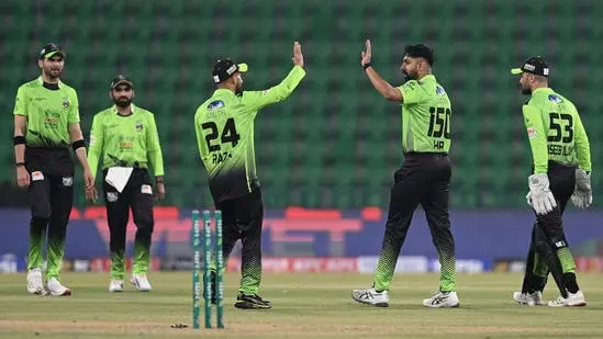Cricket: PSL में टेंपरिंग विवाद, टीम पर कार्रवाई Cricket: PSL में टेंपरिंग विवाद, टीम पर कार्रवाई