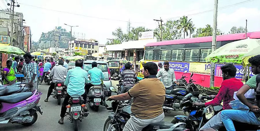 Karnataka : चिंतामणि में पार्किंग एक चिंता का विषय है Karnataka : चिंतामणि में पार्किंग एक चिंता का विषय है