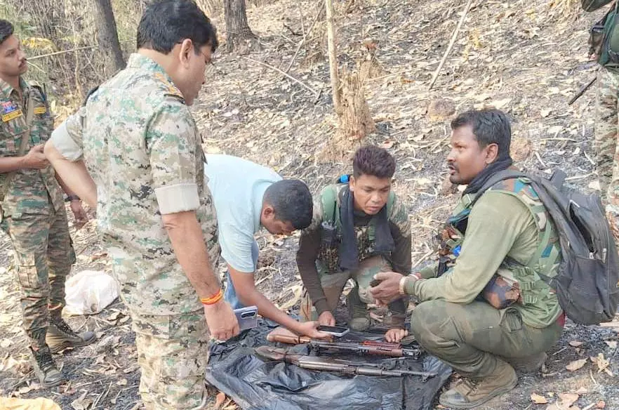 मोहला-मानपुर में नक्सल सामान बरामद, DRG और ITBP को मिली सफलता मोहला-मानपुर में नक्सल सामान बरामद, DRG और ITBP को मिली सफलता