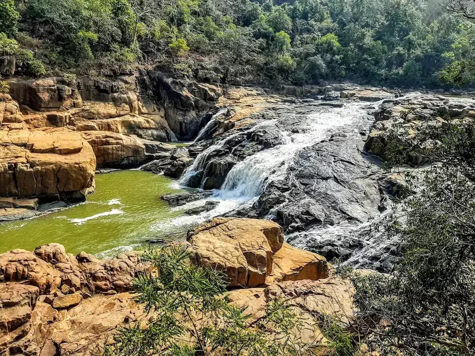 ओडिशा के कंधमाल में झरने में गिरने से ओडिशा सचिवालय के ASO की मौत ओडिशा के कंधमाल में झरने में गिरने से ओडिशा सचिवालय के ASO की मौत