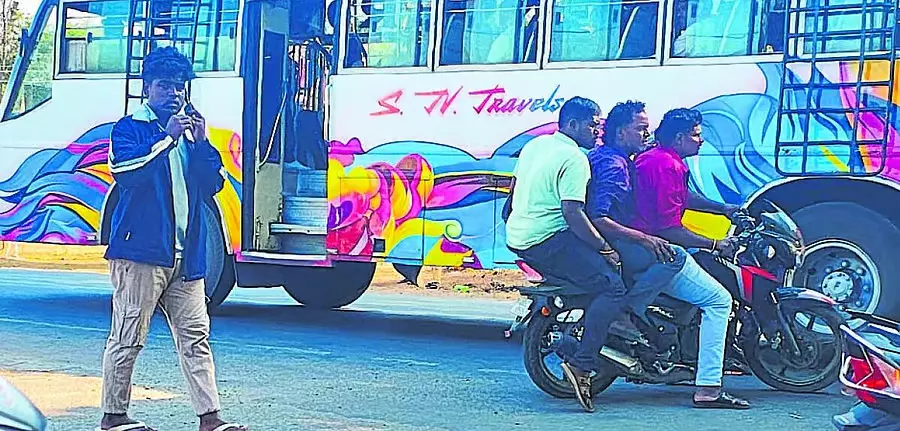 Karnataka : हेलमेट पहनना ज़रूरी है Karnataka : हेलमेट पहनना ज़रूरी है