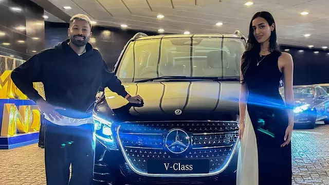 Hardik पांड्या ने अपनी लकी चार्म गर्लफ्रेंड माहिका शर्मा को ₹1.7 करोड़ की लग्जरी कार गिफ्ट की Hardik पांड्या ने अपनी लकी चार्म गर्लफ्रेंड माहिका शर्मा को ₹1.7 करोड़ की लग्जरी कार गिफ्ट की
