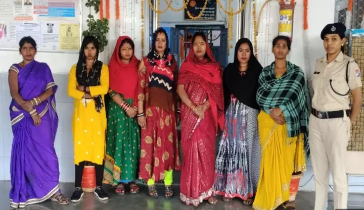 नकली किन्नर राजनांदगांव के पास ट्रेन से गिरफ्तार, हेल्पलाइन पर शिकायत, तत्काल हुई कार्रवाई नकली किन्नर राजनांदगांव के पास ट्रेन से गिरफ्तार, हेल्पलाइन पर शिकायत, तत्काल हुई कार्रवाई