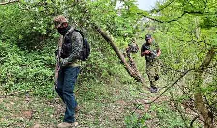 सांबा में रेड के दौरान हुए हमले में दो BSF अधिकारी घायल सांबा में रेड के दौरान हुए हमले में दो BSF अधिकारी घायल