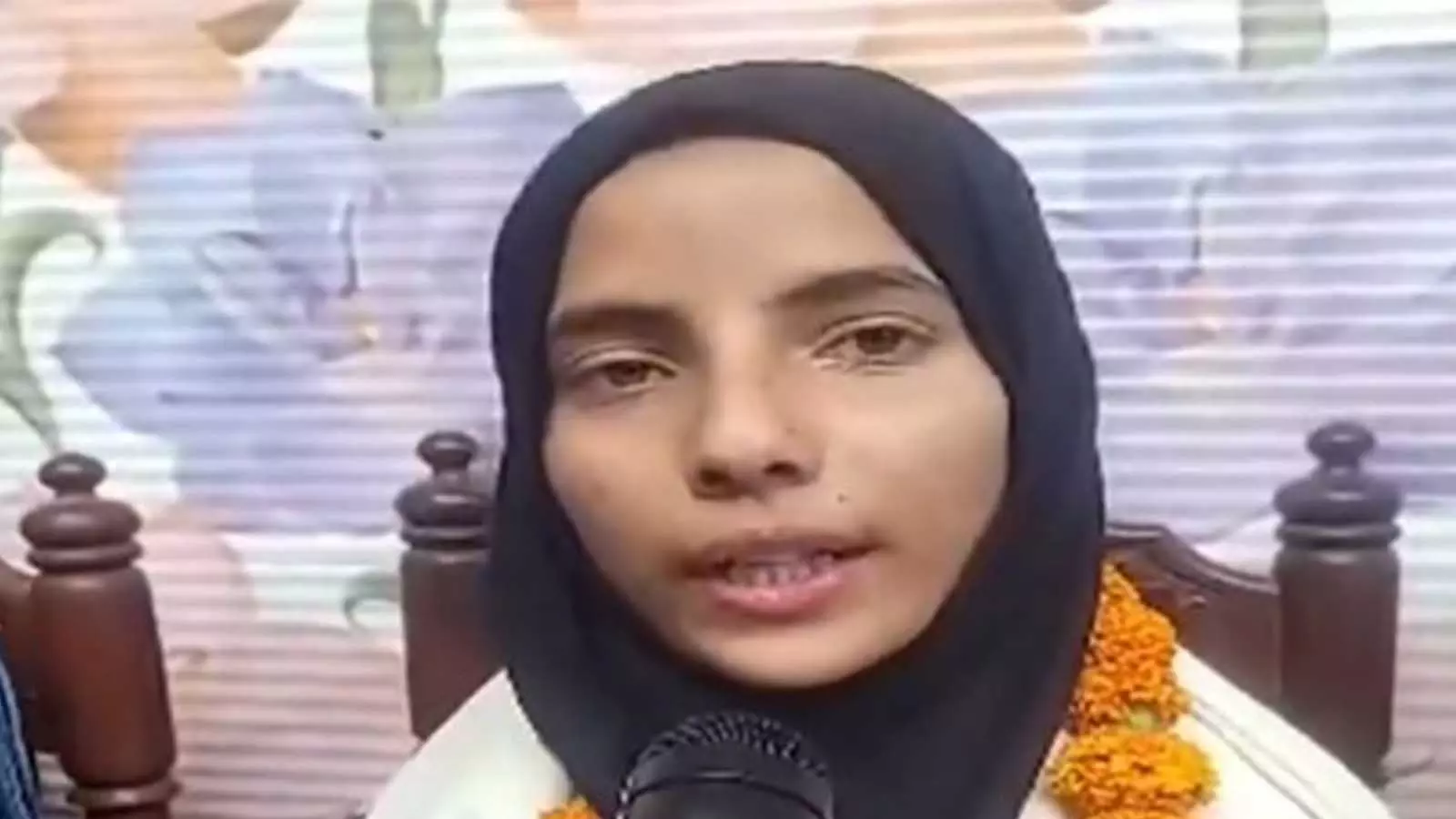 Bihar: टायर की दुकान के मालिक की बेटी ने 98.4% अंकों के साथ 10वीं बोर्ड परीक्षा में टॉप किया Bihar: टायर की दुकान के मालिक की बेटी ने 98.4% अंकों के साथ 10वीं बोर्ड परीक्षा में टॉप किया