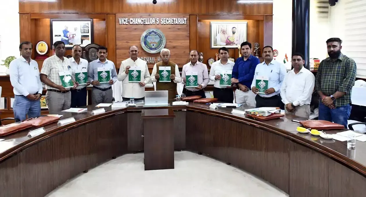 Hisar: प्रो. कम्बोज ने संस्थान की उत्कृष्ट भूमिका की सराहना की Hisar: प्रो. कम्बोज ने संस्थान की उत्कृष्ट भूमिका की सराहना की