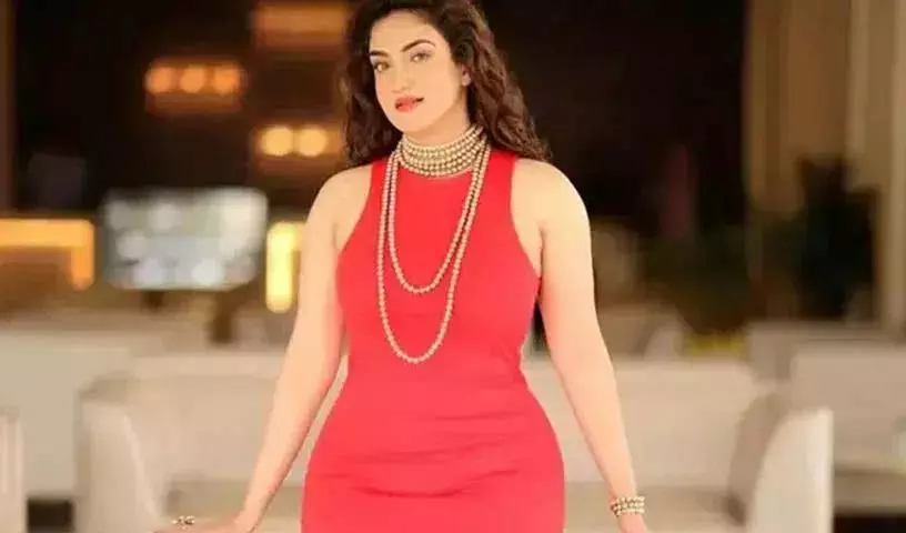 फैंस का Over-enthusiasm हनी रोज के लिए मुसीबत बन गया फैंस का Over-enthusiasm हनी रोज के लिए मुसीबत बन गया