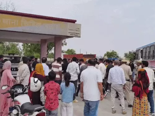 Kaithal: पुलिस ने बस में हंगामा करने वाले युवक को संभाला Kaithal: पुलिस ने बस में हंगामा करने वाले युवक को संभाला