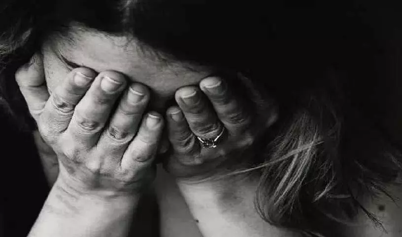 तीन बहनों को लिफ्ट देने वाले आदमी ने दो को कार में बांधा और एक युवती के साथ rape किया तीन बहनों को लिफ्ट देने वाले आदमी ने दो को कार में बांधा और एक युवती के साथ rape किया