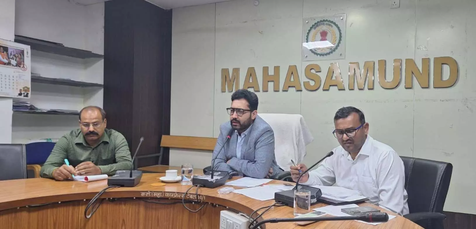 कलेक्टर लंगेह ने जनगणना कार्य और राजस्व पखवाड़ा की तैयारियों की समीक्षा की कलेक्टर लंगेह ने जनगणना कार्य और राजस्व पखवाड़ा की तैयारियों की समीक्षा की