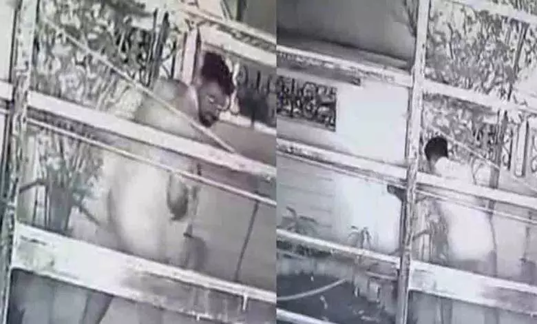 कर्नाटक में एक आदमी ने महिलाओं के इनरवियर चुराए, CCTV वीडियो वायरल हुआ कर्नाटक में एक आदमी ने महिलाओं के इनरवियर चुराए, CCTV वीडियो वायरल हुआ