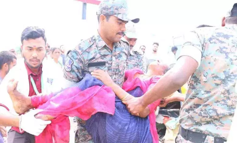 मेडक में DCM गाड़ी की टक्कर से ऑटो कुचला गया मेडक में DCM गाड़ी की टक्कर से ऑटो कुचला गया