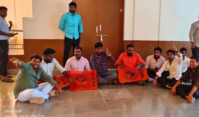 MGU में क्षतिग्रस्त सड़कों की मरम्मत की मांग को लेकर एबीवीपी का धरना MGU में क्षतिग्रस्त सड़कों की मरम्मत की मांग को लेकर एबीवीपी का धरना