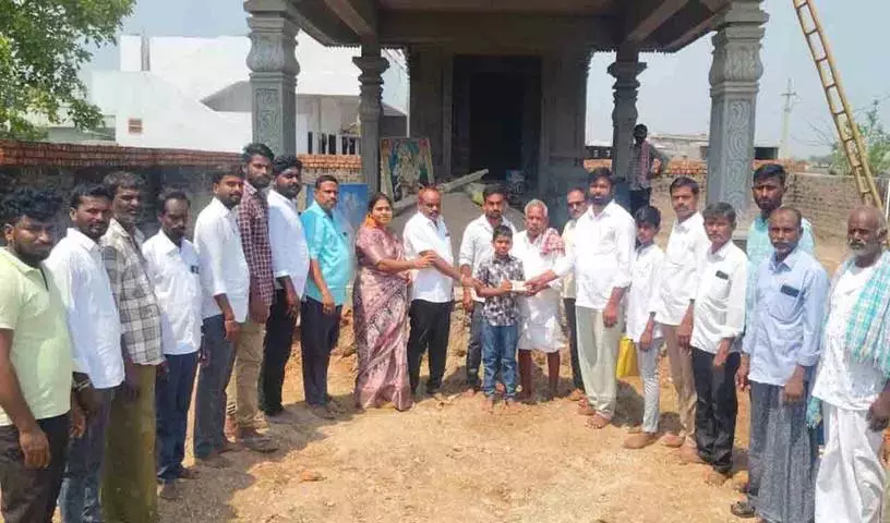 Peddireddy Anjireddy ने बुड्डारेड्डी गुडेम में नए मंदिर के लिए दान दिया Peddireddy Anjireddy ने बुड्डारेड्डी गुडेम में नए मंदिर के लिए दान दिया