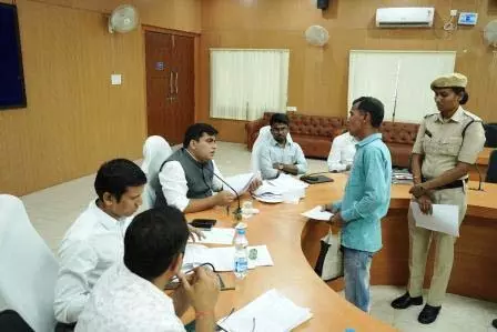 कलेक्टर कुणाल ने जनदर्शन में सुनी आमजनों की समस्याएं अधिकारियों को शीघ्र निराकरण के दिए निर्देश कलेक्टर कुणाल ने जनदर्शन में सुनी आमजनों की समस्याएं अधिकारियों को शीघ्र निराकरण के दिए निर्देश