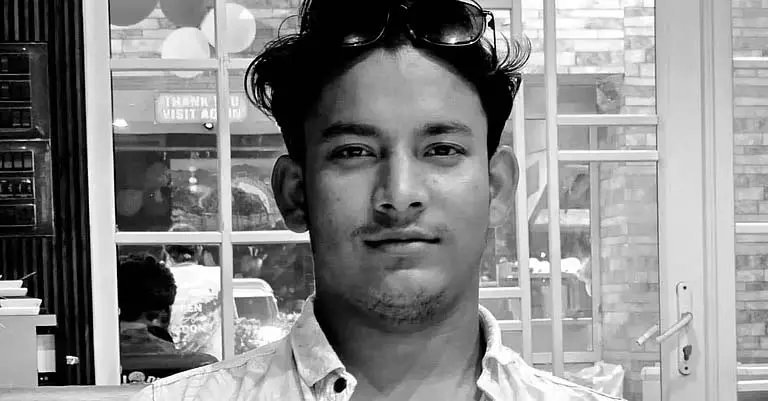 आत्महत्या करने वाले लड़के ने video call के दौरान माता-पिता के माथे पर गोली मार दी आत्महत्या करने वाले लड़के ने video call के दौरान माता-पिता के माथे पर गोली मार दी