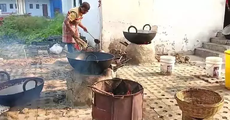 Gas उपलब्ध नहीं है, तमलुक मेडिकल की कैंटीन लकड़ी के ईंधन पर निर्भर Gas उपलब्ध नहीं है, तमलुक मेडिकल की कैंटीन लकड़ी के ईंधन पर निर्भर