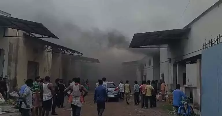 Factory में भीषण आग लगने से पूरा देश दहशत में Factory में भीषण आग लगने से पूरा देश दहशत में
