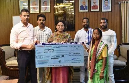 विद्युत दुर्घटना में 4 लाख रुपये की आर्थिक सहायता राशि का चेक प्रदान किया विद्युत दुर्घटना में 4 लाख रुपये की आर्थिक सहायता राशि का चेक प्रदान किया