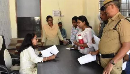 कलेक्टर जनदर्शन में सुनी गई आम लोगों की समस्याएं कलेक्टर जनदर्शन में सुनी गई आम लोगों की समस्याएं