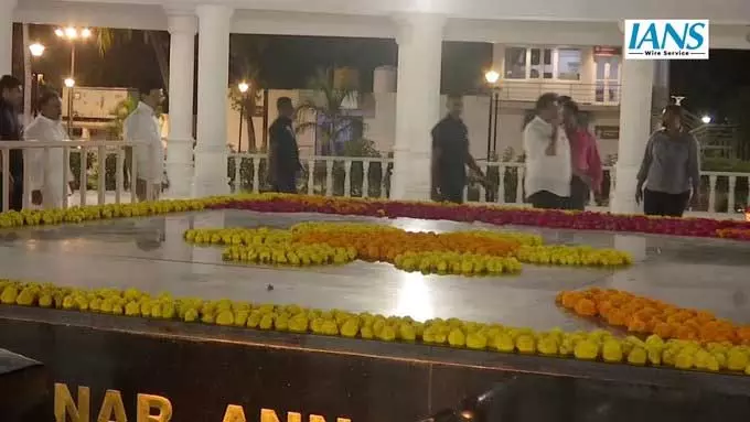 विधानसभा चुनाव से पहले एम.के. स्टालिन ने चेंन्नई में अन्नादुरै और करुणानिधि को किया श्रद्धांजलि विधानसभा चुनाव से पहले एम.के. स्टालिन ने चेंन्नई में अन्नादुरै और करुणानिधि को किया श्रद्धांजलि