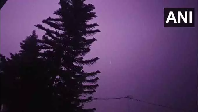 जम्मू-कश्मीर: रामबन में भारी बारिश, ओले और आंधी-तूफान से बिगड़ी मौसम की स्थिति जम्मू-कश्मीर: रामबन में भारी बारिश, ओले और आंधी-तूफान से बिगड़ी मौसम की स्थिति