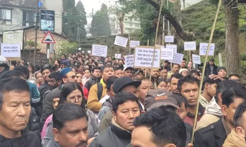 SIR drive के बाद मतदाता सूची से हटाए गए नामों को लेकर कुर्सेओंग में विरोध प्रदर्शन SIR drive के बाद मतदाता सूची से हटाए गए नामों को लेकर कुर्सेओंग में विरोध प्रदर्शन
