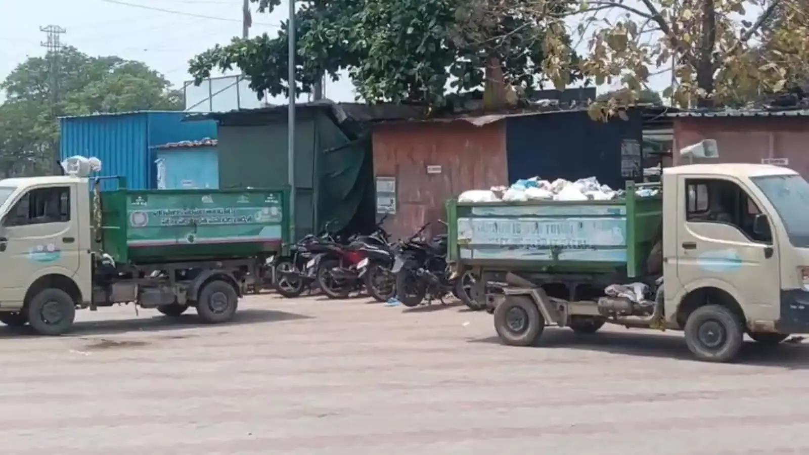 कचरा ट्रकों ने पेट्रोल पंप को ब्लॉक: विकाराबाद नगर निगम अधिकारियों का अनोखा विरोध प्रदर्शन कचरा ट्रकों ने पेट्रोल पंप को ब्लॉक: विकाराबाद नगर निगम अधिकारियों का अनोखा विरोध प्रदर्शन